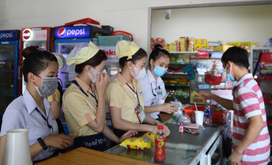 El supermercado sindical reduce los costos para los empleados en Yazaki eds Vietnam Co., Ltd. Foto: Dinh Trong
