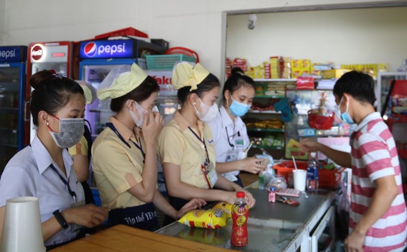 The Trade Union supermarket reduces costs for employees at Yazaki EDS Vietnam Co., Ltd. Photo: Dinh Trong