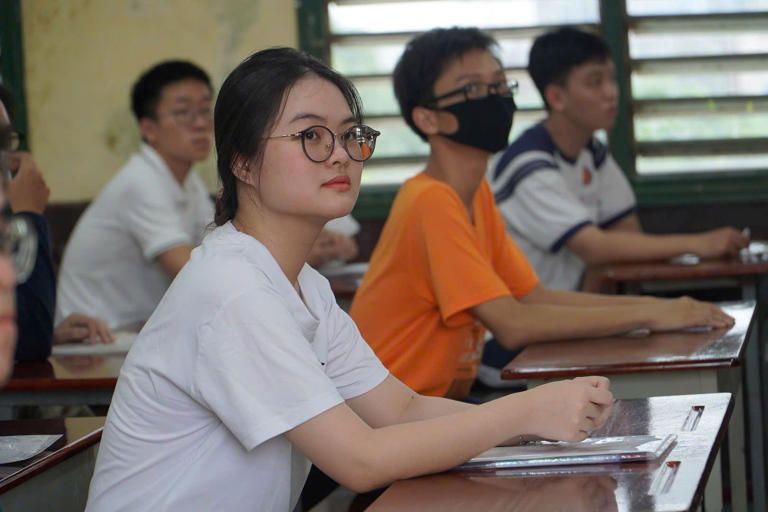 In the face of the general trend of the 2025 high school graduation exam being lower than previous years, many universities in Ho Chi Minh City have adjusted their admission floor scores down. Photo: Chan Phuc