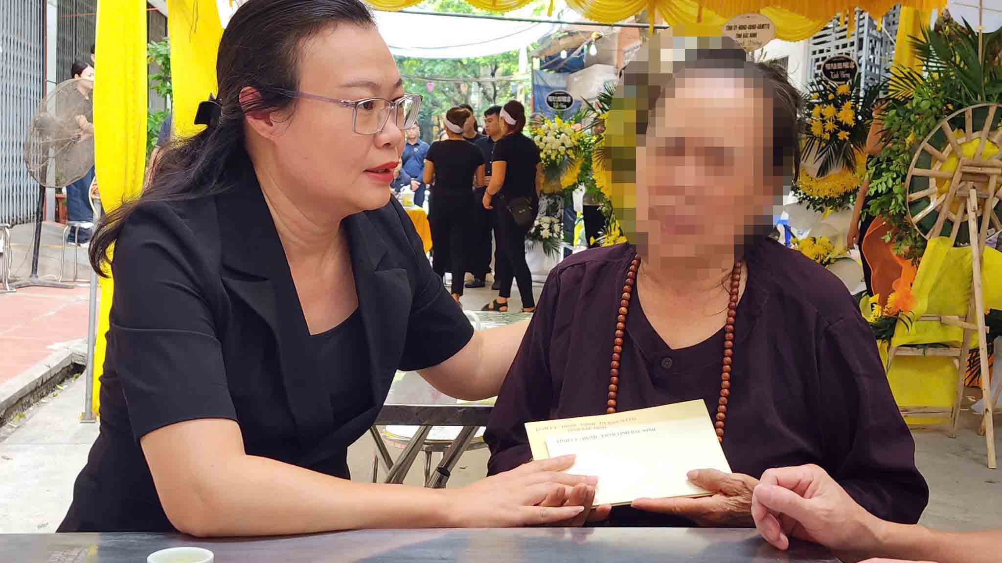 La Sra. Thai Hai Anh, vicepresidenta del Comite del Frente de la Paterna de la provincia de Bac Ninh, otorgo los fondos para apoyar a la familia de la Sra. Luong Thi Hoa. Foto: Bac Ninh Patherland Front