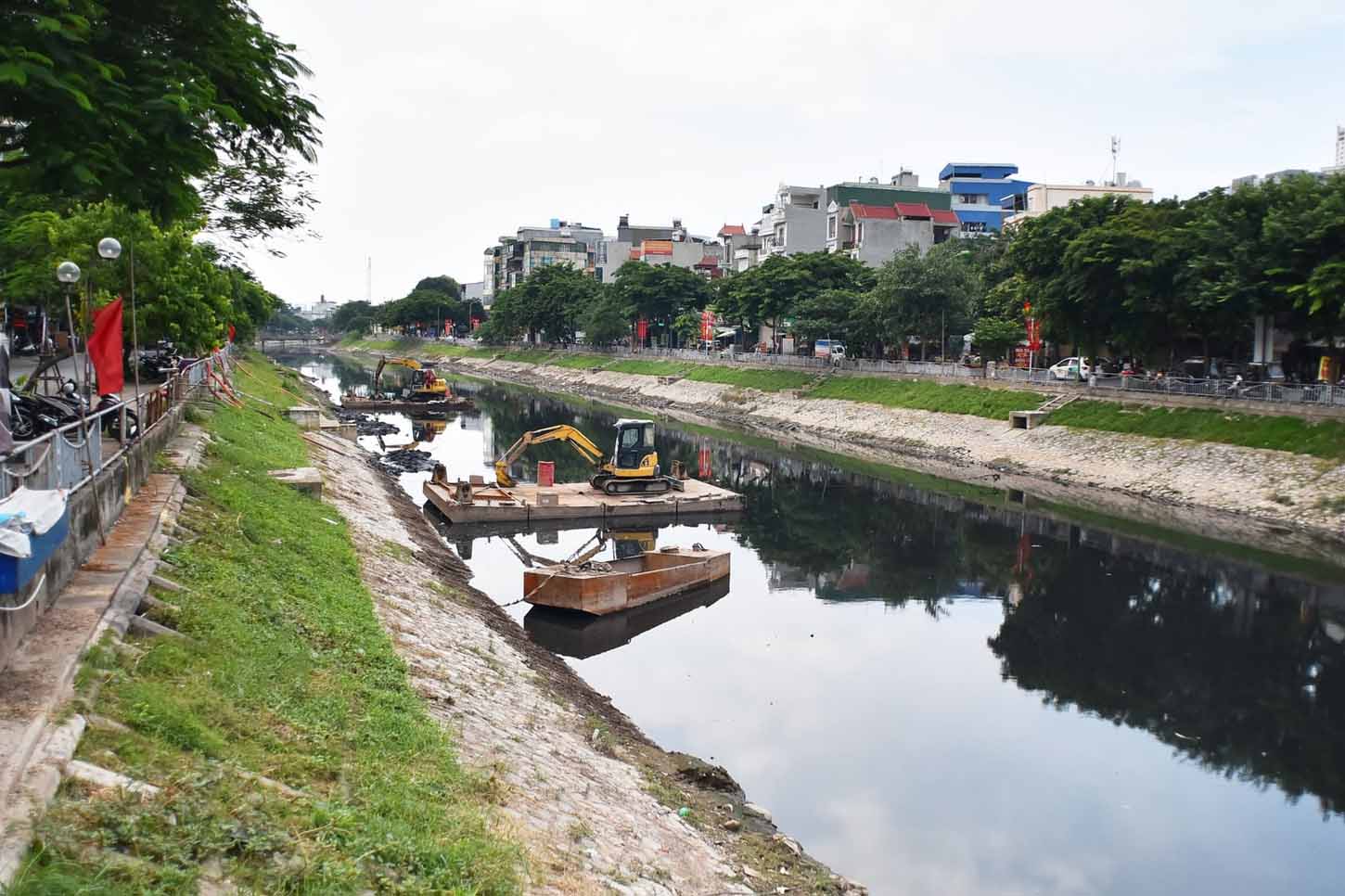 Hon mot thang qua, thanh pho Ha Noi giao cac don vi lien quan khan truong trien khai chien dich nao vet toan dien song To Lich va cai tao ho Sen, nham tao ho lang trung gian de dan nuoc vao song.