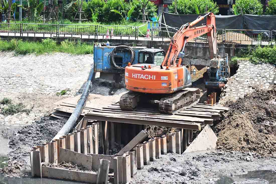 May moc, trang thiet bi hien dai dang duoc huy dong toi da de phuc vu thi cong, dam bao tien do va chat luong cong trinh. Anh: Song Huu