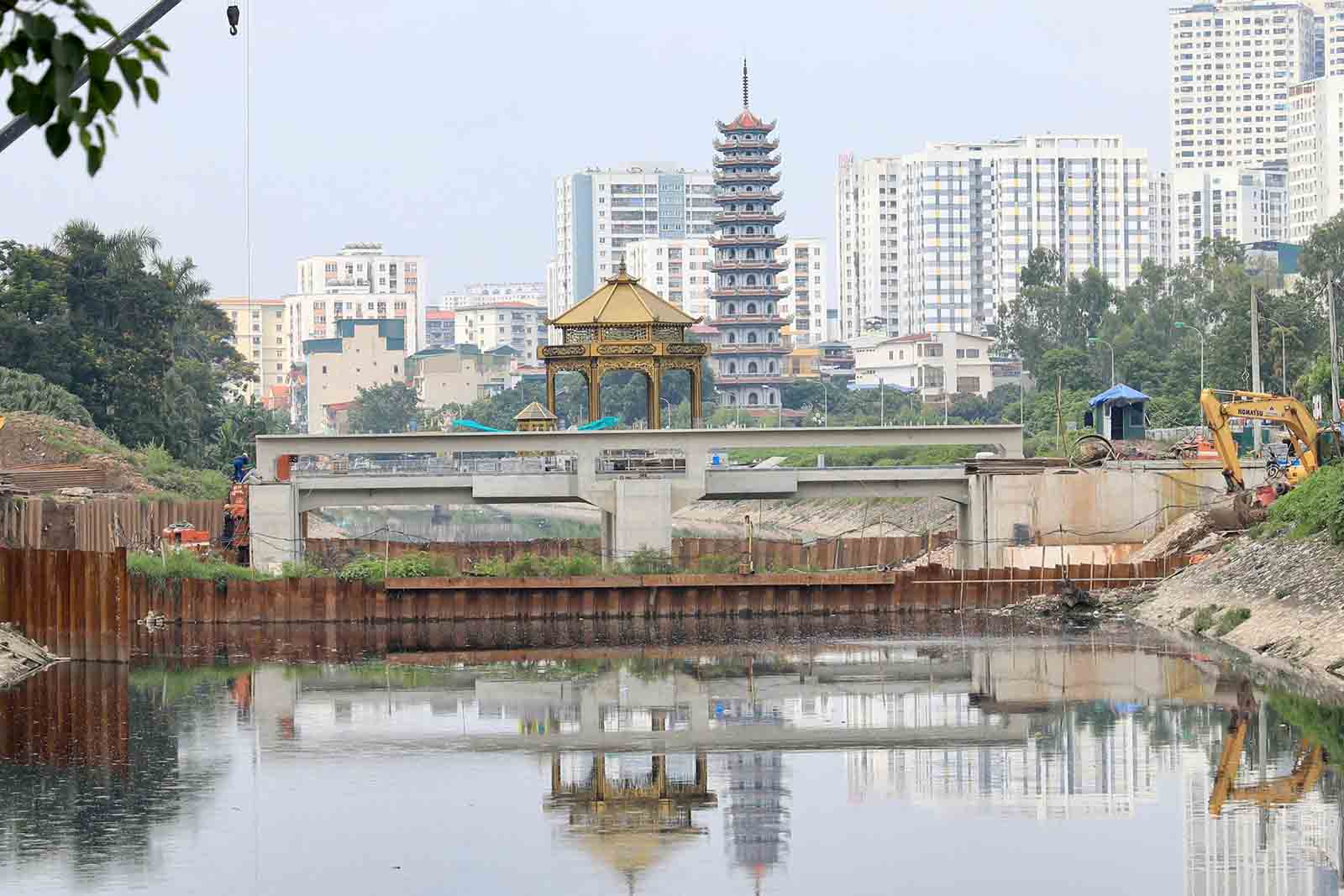 Cong trinh la mot trong nhung giai phap ung pho voi tinh trang song To Lich co nguy co can kiet vao mua dong xuan, sau khi Nha may xu ly nuoc thai Yen Xa di vao hoat dong va thu gom gan nhu toan bo luong nuoc thai do vao song, nhung khong bo cap tro lai. Anh: Song Huu