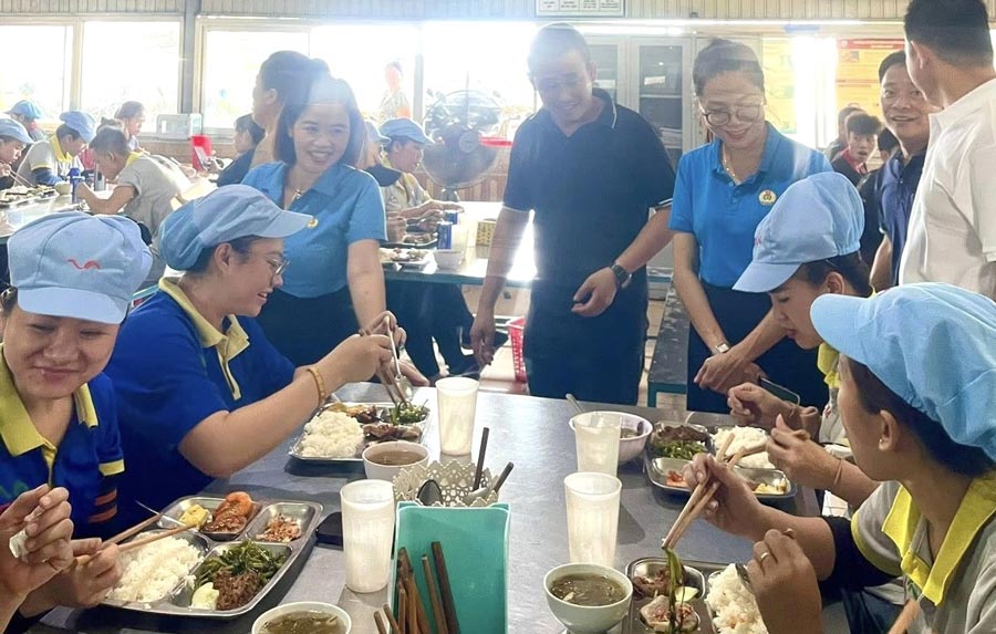 노동조합 점심 식사는 꽝찌성 노동자의 달에 노동조합이 기업과 협력하여 시행합니다. 사진: Han Nguyen