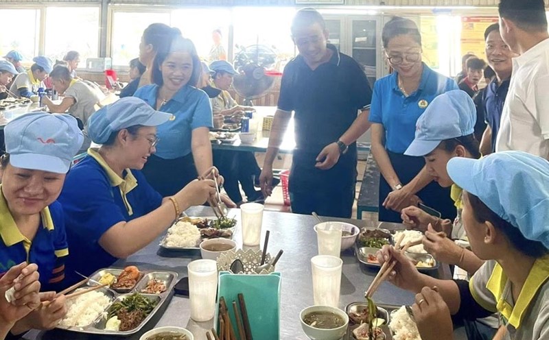 Union Meal organized by the Trade Union in coordination with enterprises during Workers' Month in Quang Tri province. Photo: Han Nguyen