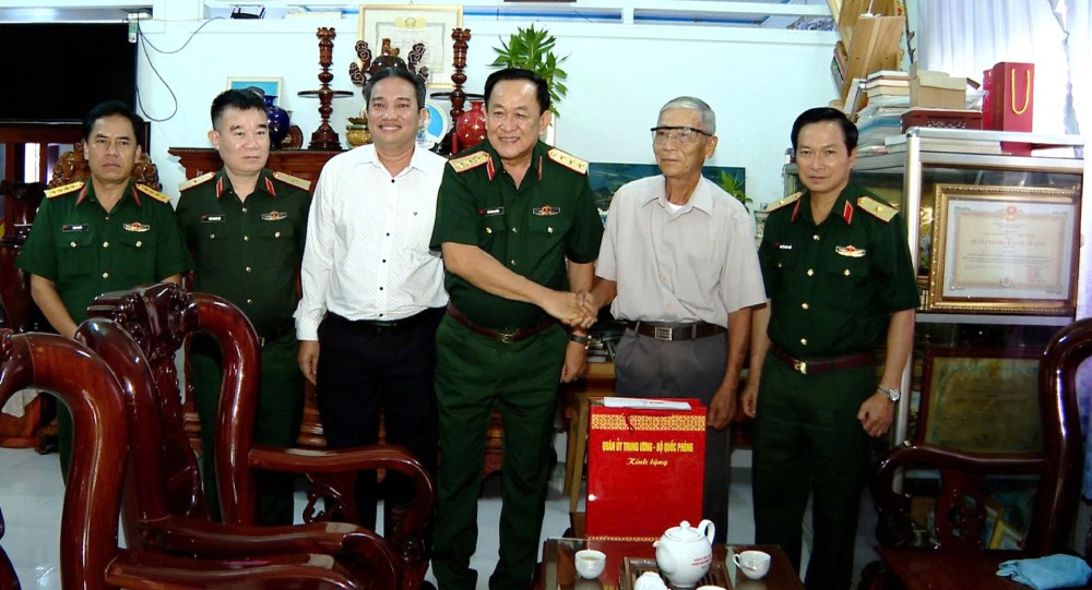 On behalf of the Central Military Commission and the Ministry of National Defense, Senior Lieutenant General Vo Minh Luong presented gifts to Colonel and Hero of the People's Army Huynh Tri. Photo: Phuong Vu