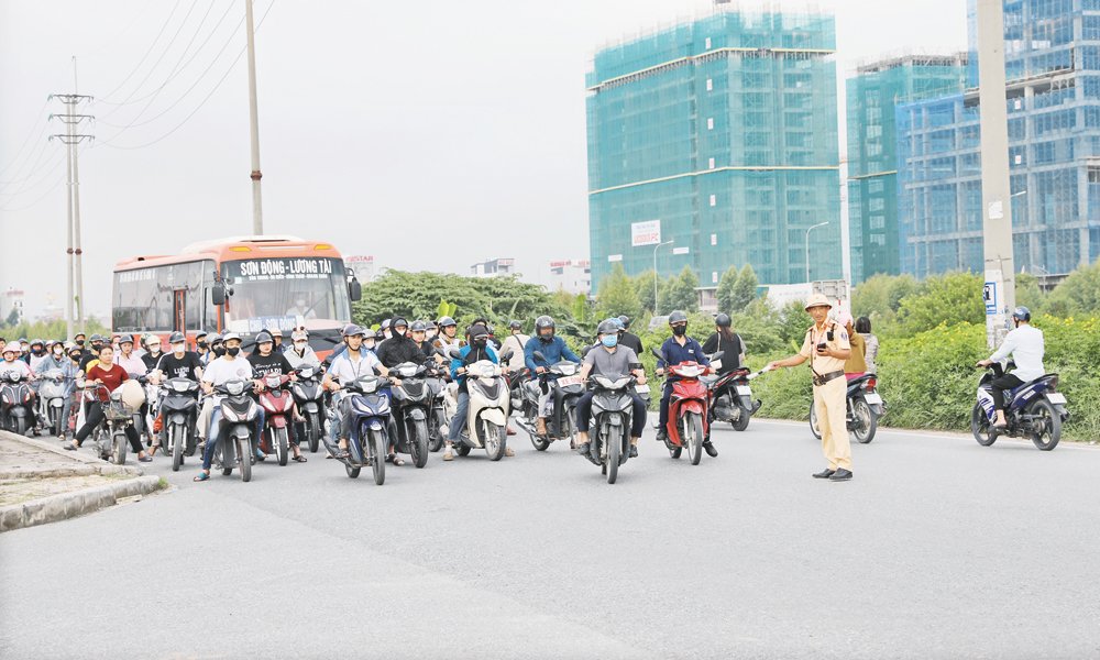 バクニン省警察交通警察署は、クアンチャウ工業団地での交通渋滞を解消するために、交通整理、調整のために人員を派遣しました。写真:ヴァン・チュオン
