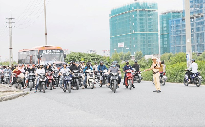 The Traffic Police Department of Bac Ninh Province Police sent forces to direct traffic and regulate traffic to relieve traffic congestion in Quang Chau Industrial Park. Photo: Van Truong