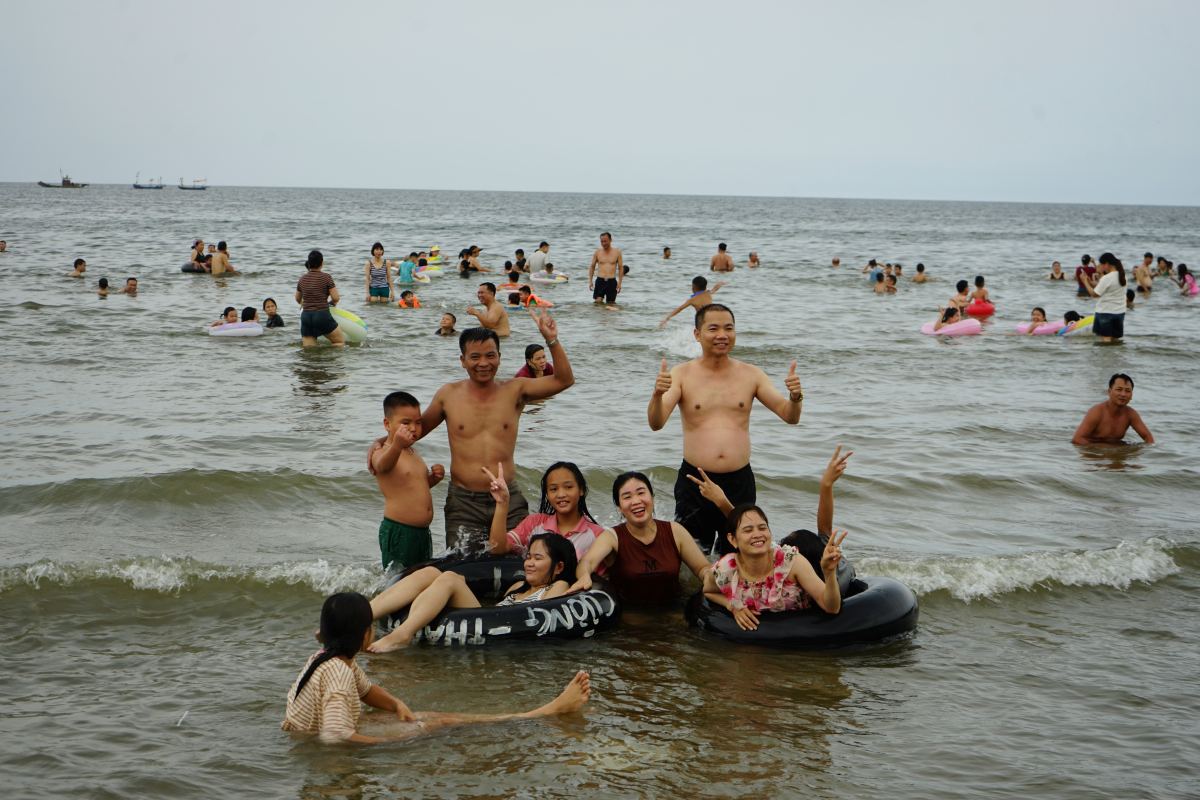 Mac du thoi tiet trong chieu 20.7 khong may thuan loi, tuy nhien, van co rat dong nguoi dan, du khach ve bien Sam Son de tam mat. Anh: Quach Du