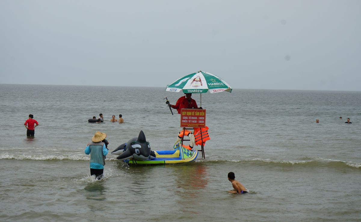 Luc luong cuu ho thuong truc tren bai bien, san sang nhac nho, ho tro du khach tam bien. Anh: Quach Du