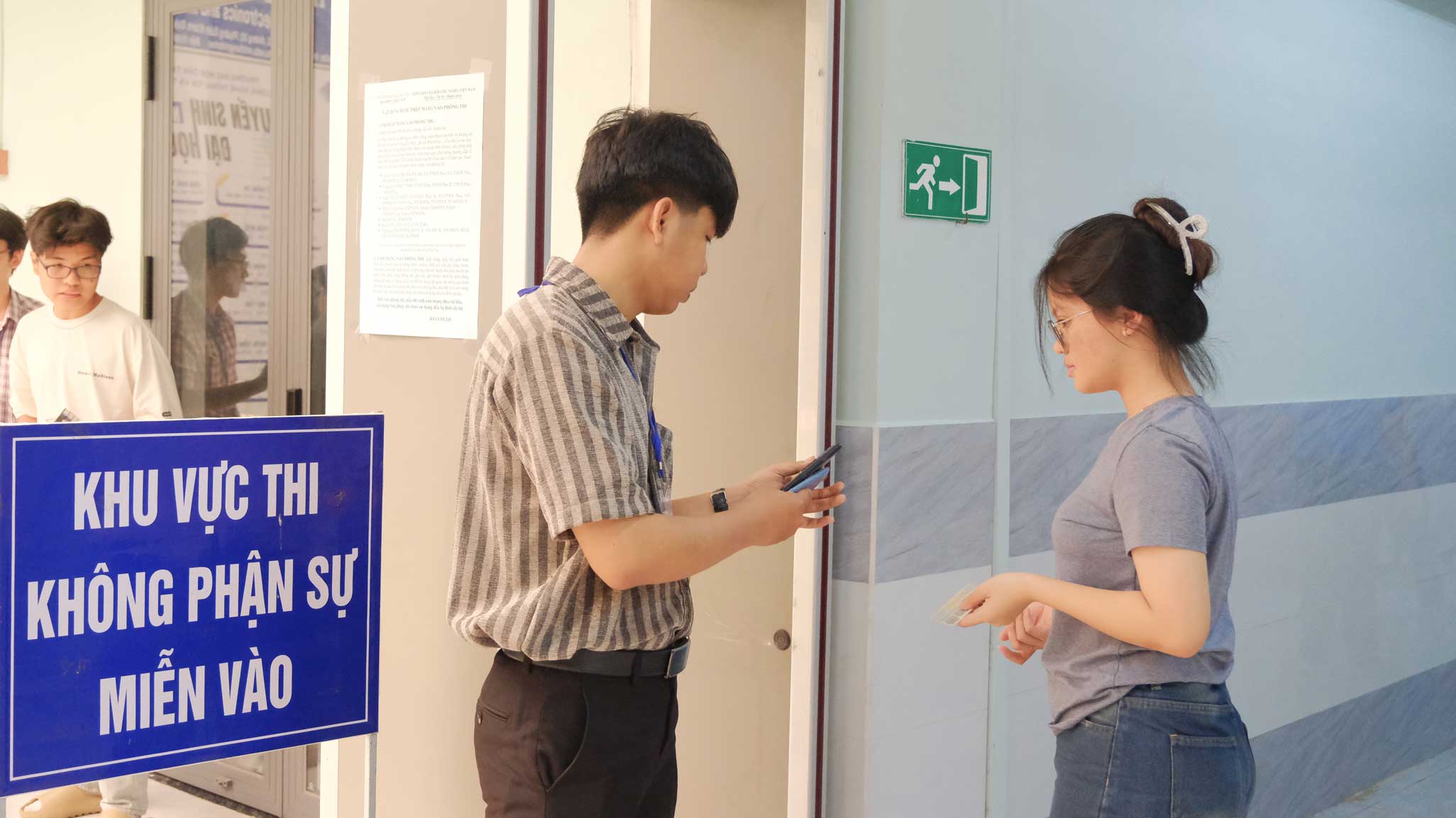 Candidates taking the 6th V-SAT exam at Can Tho University.