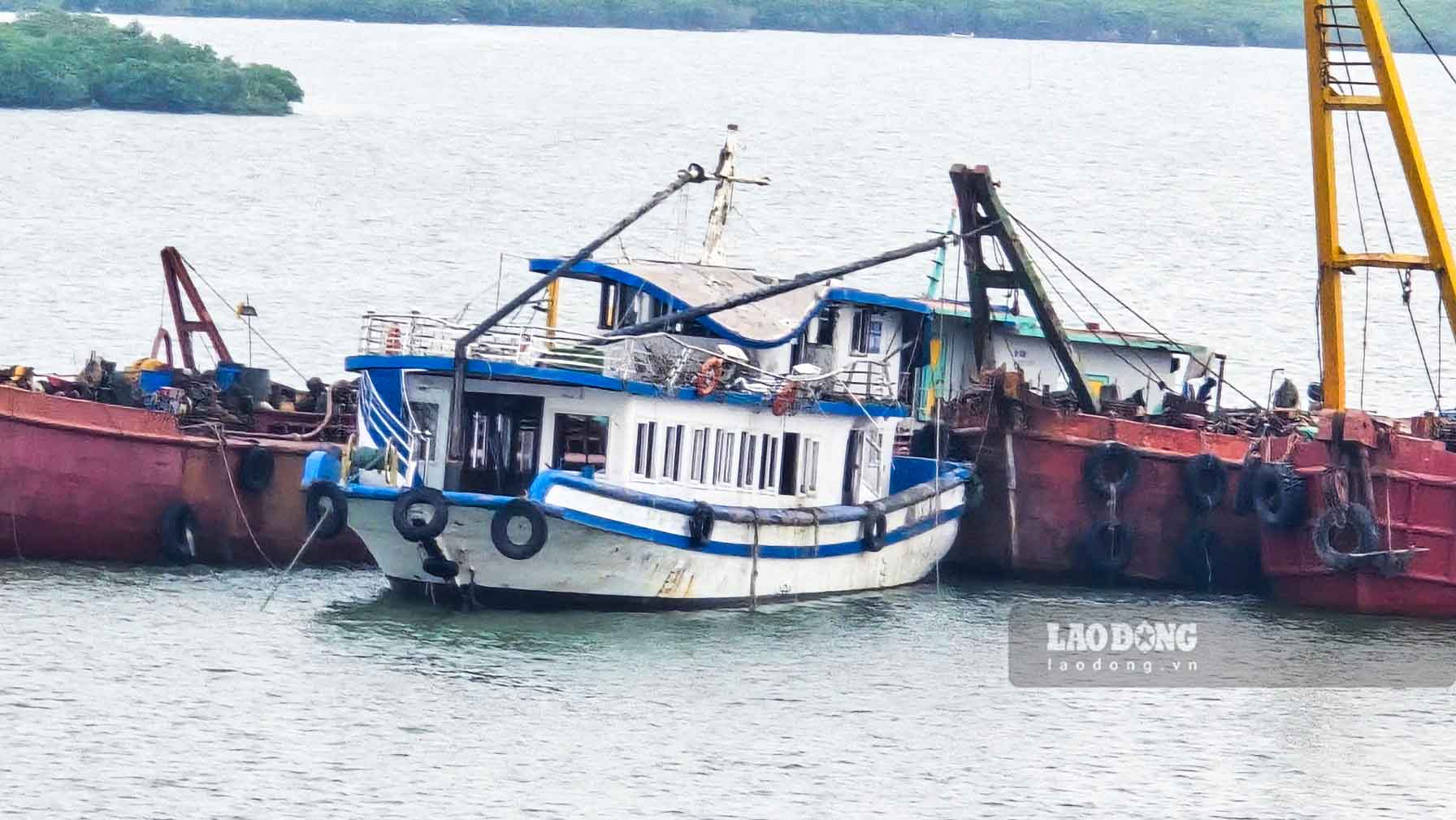 Los barcos de viaje fueron revocados en Quang Ninh, llevados a la compañia de construccion naval. Foto: Nguyen Hung