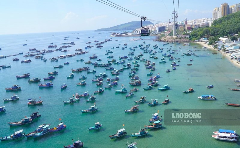 The Department of Tourism requires tourist areas and destinations to regularly inspect and remind tourism service businesses under its management to strictly implement measures to ensure safety for tourists; proactively respond to the rain and wind situation caused by storm No. 3. Photo: Nguyen Anh