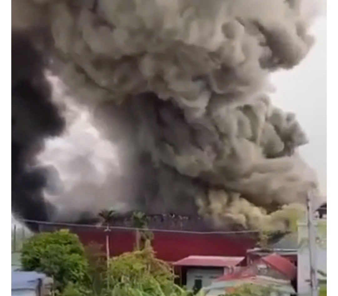 ハイフォン市 Duong Kinh で発生した火災で、数十メートルの煙が立ち上っています。写真:Nguoi Dang cung cap