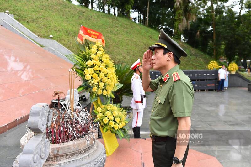 Doan cong tac cua Bo truong Luong Tam Quang dang hoa, dang huong tai Khu di tich Nha Cong an Trung uong. Anh: Lam Thanh