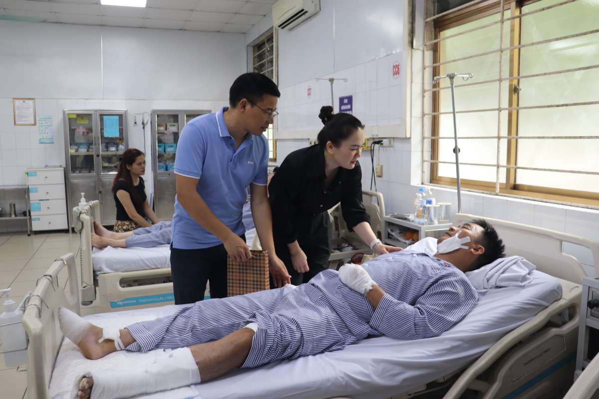 Visitando victimas de buques turisticos en Ha Long Bay. Foto: Centro de comunicacion Quang Ninh