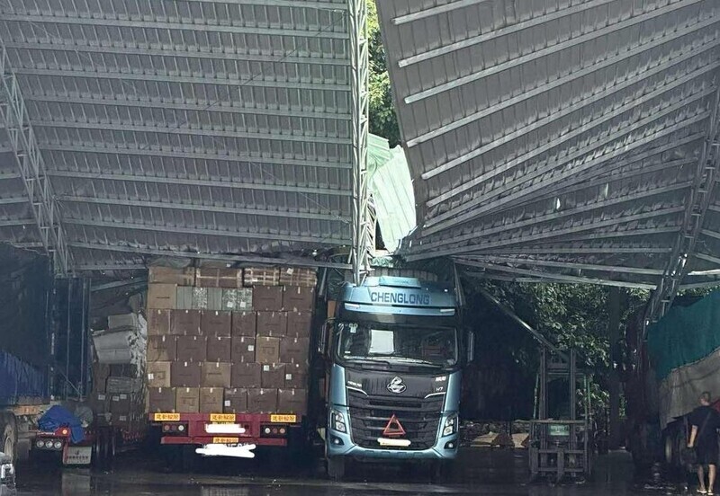 台風が上陸する前の竜巻がバオグエン貿易有限会社の駐車場で屋根を急激に吹き飛ばしました。写真:Tri Tuan