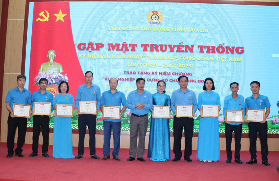 Trao tang Ky niem chuong “Vi su nghiep xay dung to chuc Cong doan” nam 2025.