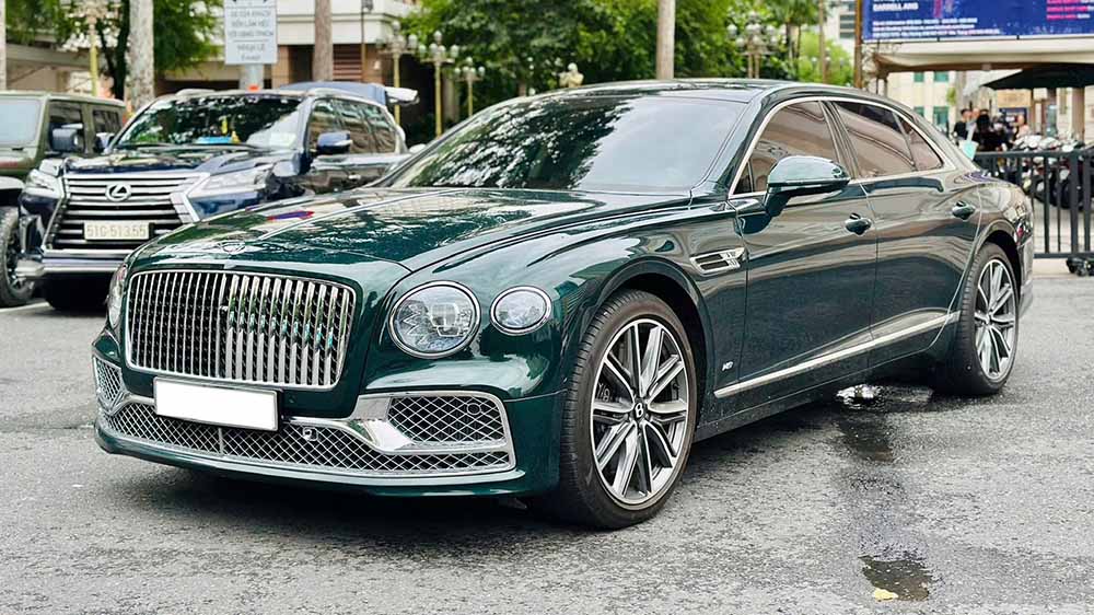 El Bentley Flying Spur V8 2021 con pintura verde rara, ya esta a la venta en la ciudad de Ho Chi Minh despues de un uso de 10,000 km. Foto: Anh Luong