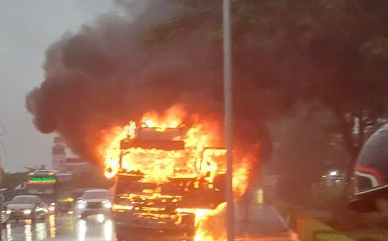The fire caused a series of cars and tractors in Hai Phong. Photo: Thanh Hue