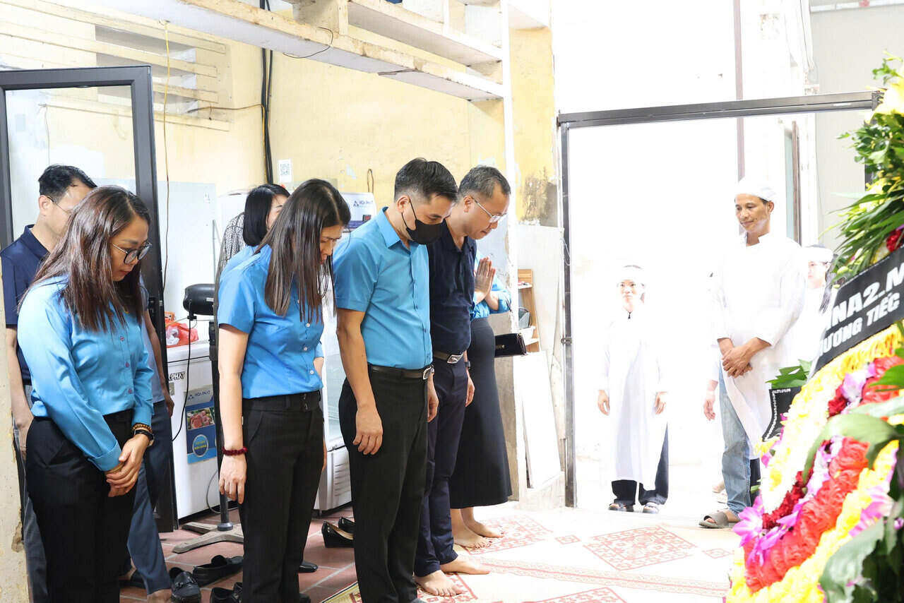 시 노동총연맹 지도자들이 꽝닌 열차 전복 사고로 사망한 조합원 가족을 위문하고 애도를 표하고 있습니다. 사진: Manh Quan