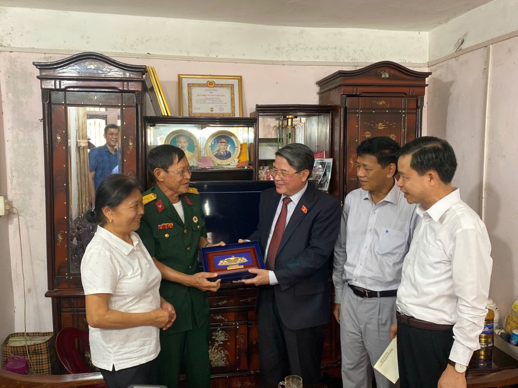 국회 부의장이 까오방에서 공로자와 정책 대상 가정을 방문하여 선물을 증정했습니다. 사진: 탄루언