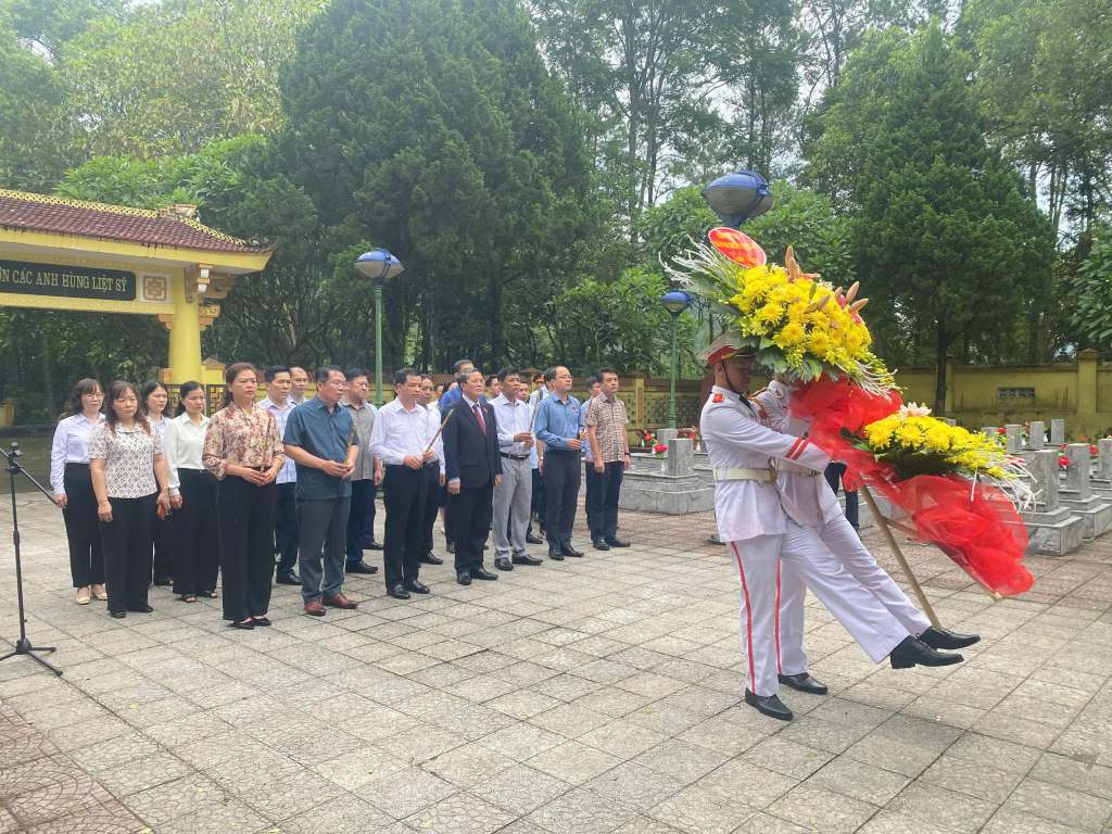 Doan cong tac dang hoa Nghia trang Liet si Dong Khe. Anh: Thanh Luan