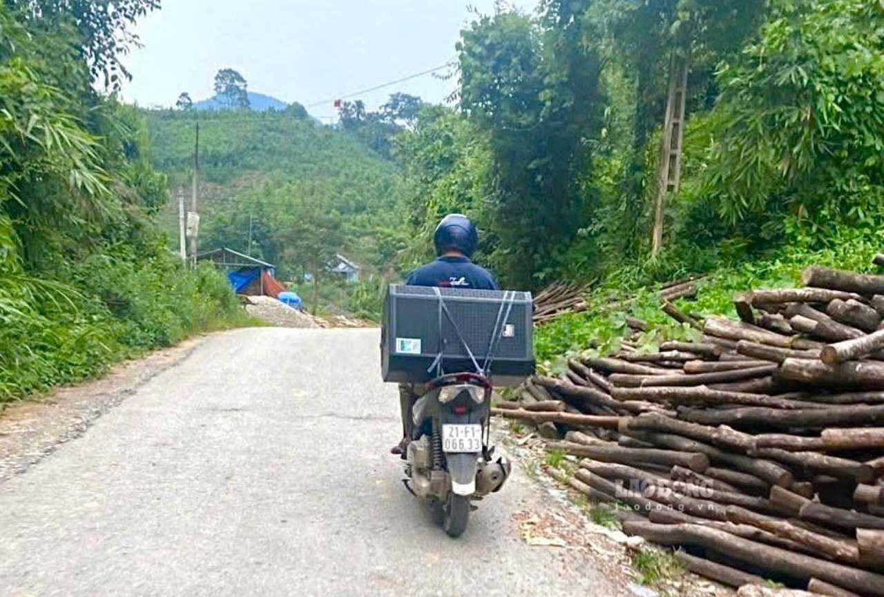 Đội tuyên truyền viên cơ sở đến từng ngõ ngách để tuyên truyền người dân chủ động phòng chống mưa lũ. Ảnh: Văn Đức.
