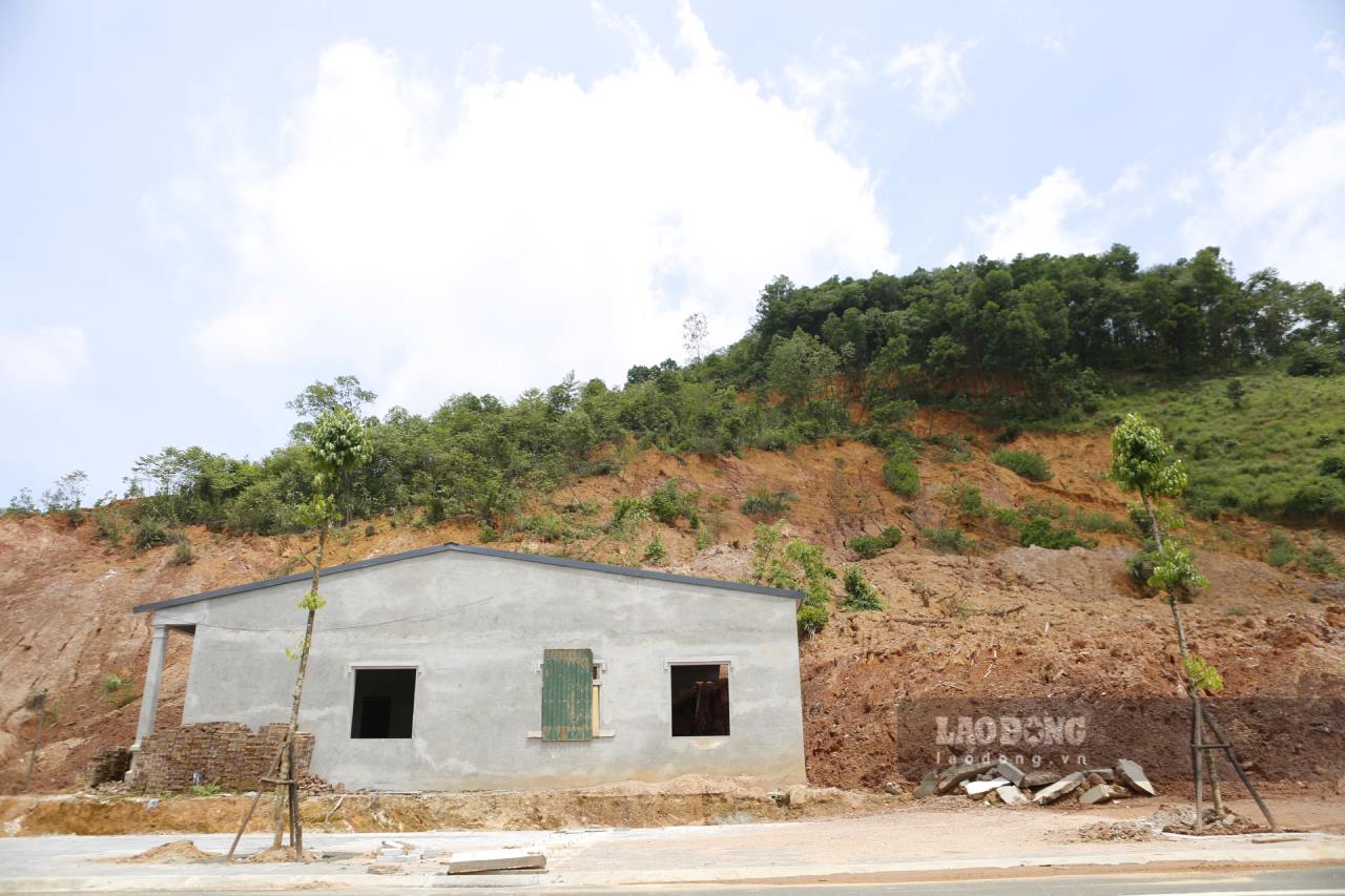 Trên địa bàn tỉnh Lào Cai nhiều vị trí nguy cơ sạt lở cần được di dời để đảm bảo an toàn trước mưa lũ. Ảnh: Văn Đức.