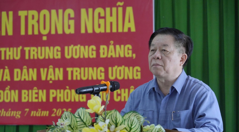 Nguyen Trong Nghia 중앙 선전 및 민중 동원 위원회 위원장이 Tho Chau 특별 구역에서 열린 회의에서 연설하고 있습니다. 사진: Nam Phuong