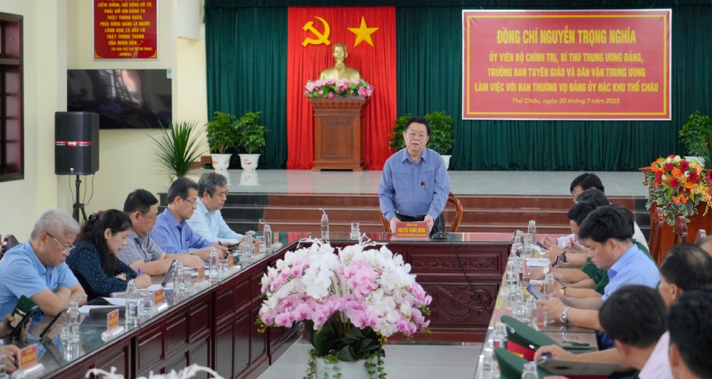 Truong ban Tuyen giao va Dan van Trung uong Nguyen Trong Nghia phat bieu chi dao tai buoi lam viec voi Ban Thuong vu Dang uy Dac khu Tho Chau. Anh: Nam Phuong