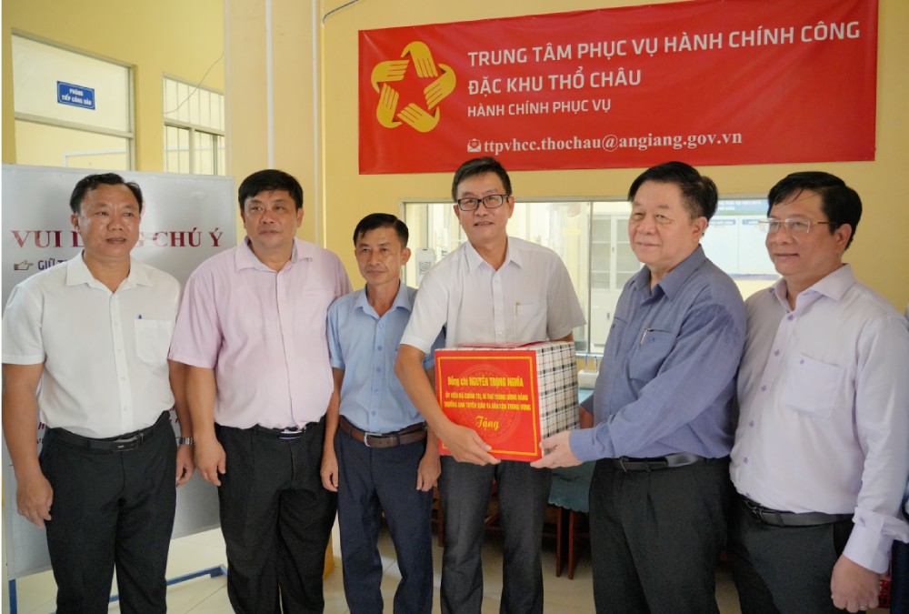  Truong ban Tuyen giao va Dan van Trung uong Nguyen Trong Nghia tang qua cho UBND Dac khu Tho Chau. Anh: Nam Phuong