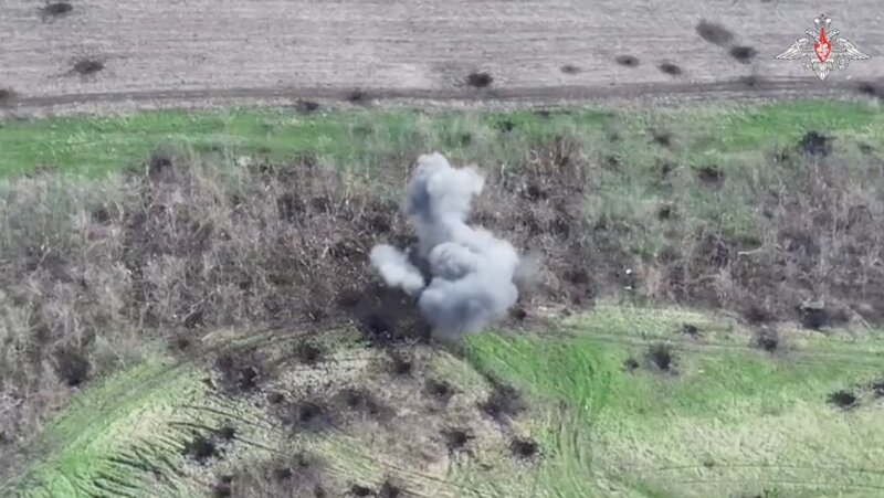 The D-30 surface-to-air artillery attacked the Ukrainian army area, leaving many marks of ammunition. Photo: Russian Ministry of Defense