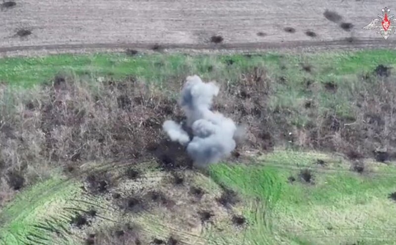 The D-30 surface-to-air artillery attacked the Ukrainian army area, leaving many marks of ammunition. Photo: Russian Ministry of Defense