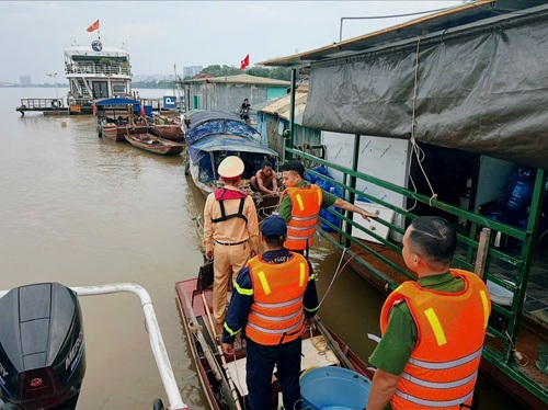 CSGT Duong thuy va chinh quyen phuong Hong Ha tuyen truyen, nhac nho nguoi dan chu thuyen be, nha noi ve phong chong thien tai. Anh: Manh Dong