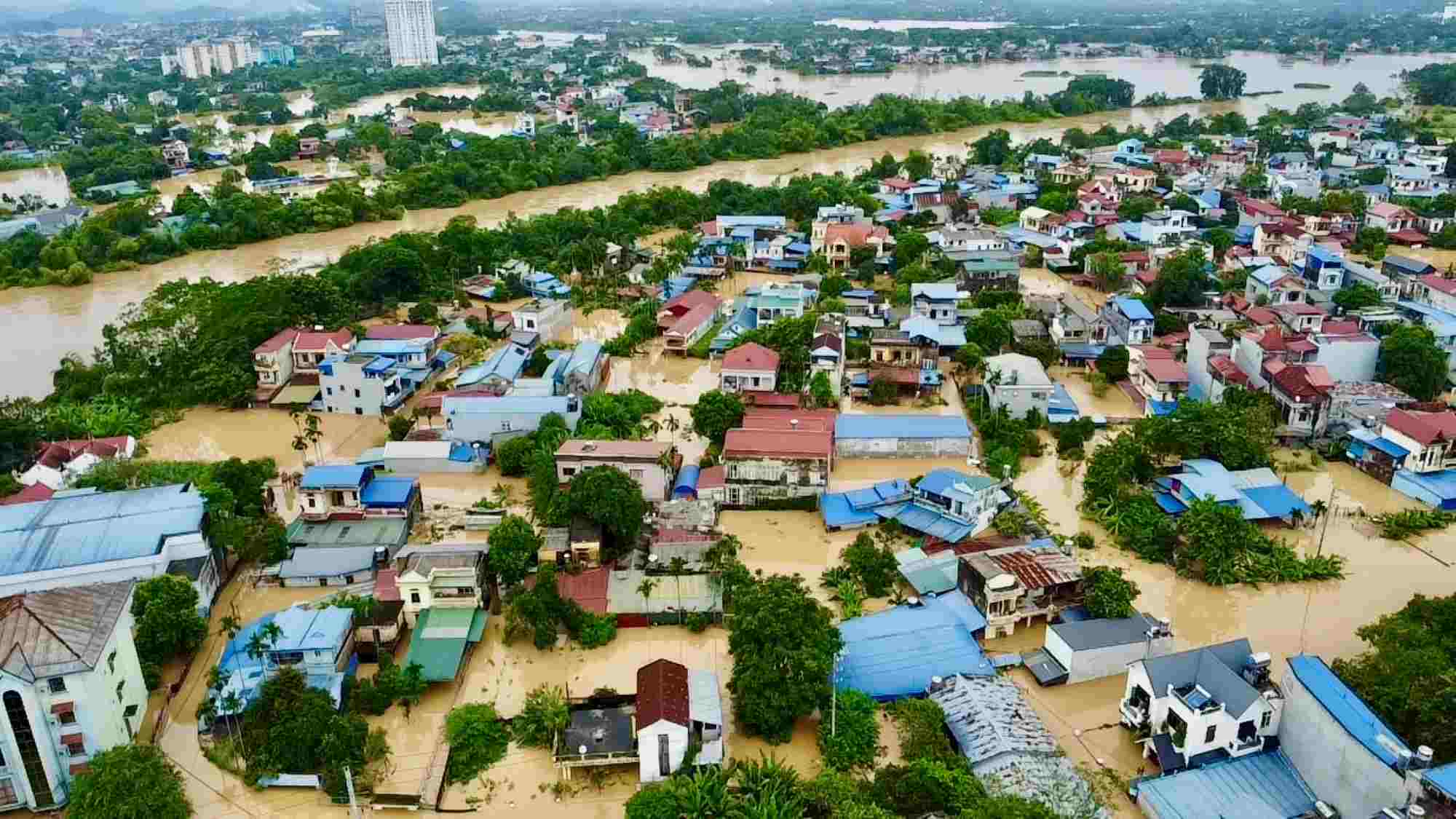 2024年9月の大雨により、カウ川の水位が上昇し、数百軒の家屋が沈没しました。写真:Dang Vu
