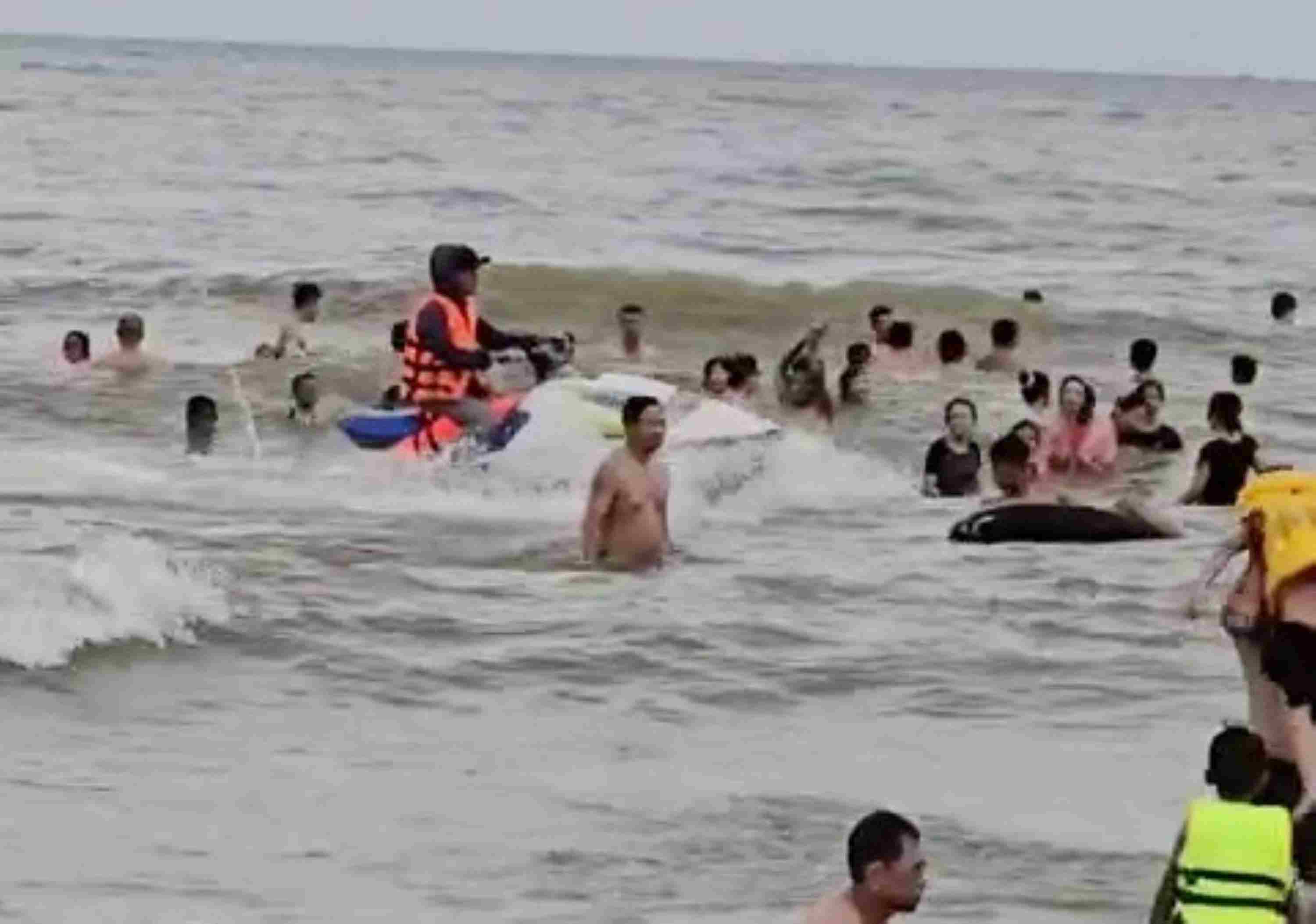 La moto acuatica opera en Sam Son Beach, potencialmente peligrosa para los visitantes. Fotos cortadas del video
