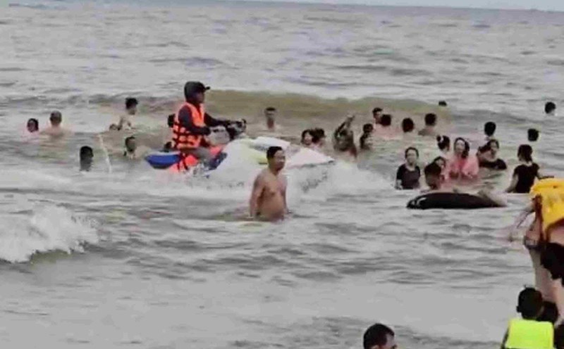 Water motorbikes operating illegally on Sam Son beach pose many potential dangers to tourists. Photo cut from video