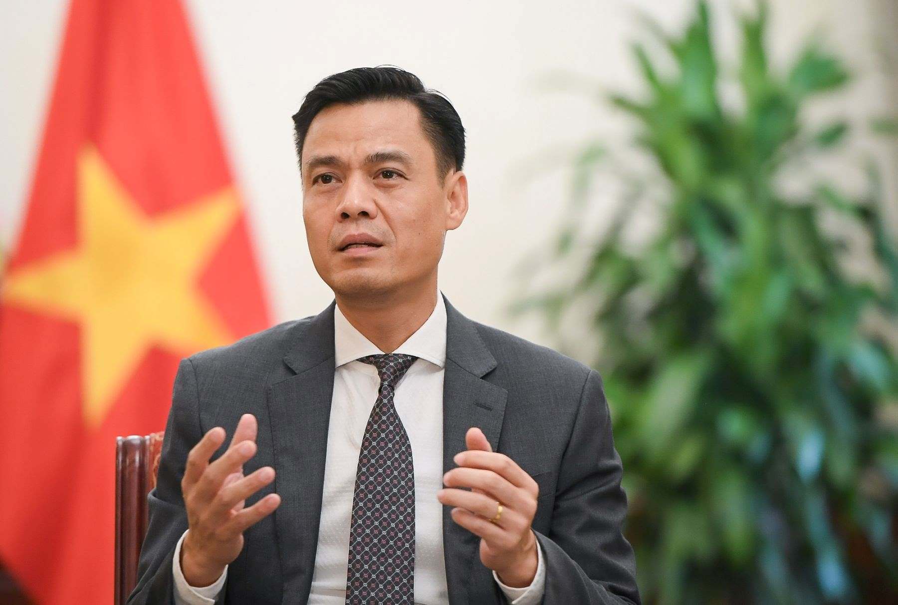 Dang Hoang Giang 외교부 차관이 Tran Thanh Man 국회 의장의 정치국 위원 출장에 대한 인터뷰에 응하고 있습니다. 사진: 외교부