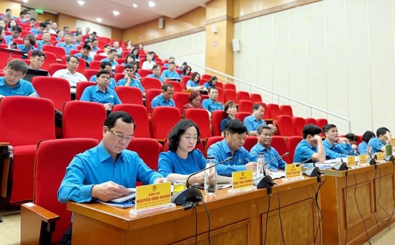 Mr. Nguyen Dinh Khang - Member of the Party Central Committee, Vice Chairman of the Central Committee of the Vietnam Fatherland Front, President of the Vietnam General Confederation of Labor - chaired a conference to evaluate the results of streamlining the organization and staffing of provincial and municipal labor federations. Photo: Bao Han
