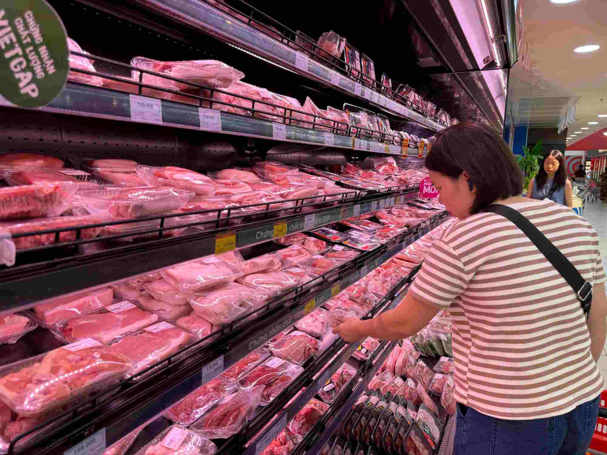 Los consumidores son cada vez mas cautelosos al elegir carne de cerdo segura. Foto: Thach Lam