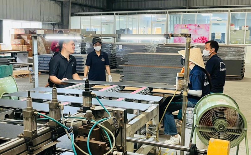 Workers in the highlands are happy with the information about the proposal to increase the regional minimum wage to 7.2% from January 1, 2026. Photo: Bao Nguyen