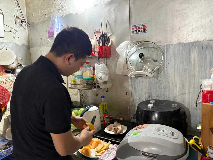 Pham Thanh Tinhさんは、狭いアパートで家族全員の住居です。写真:Bao Han