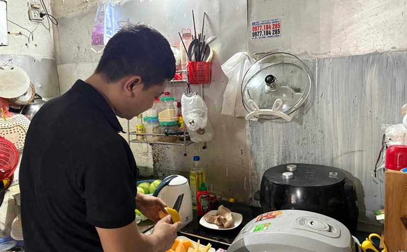 Mr. Pham Thanh Tinh lives in a cramped rented room with his whole family. Photo: Bao Han