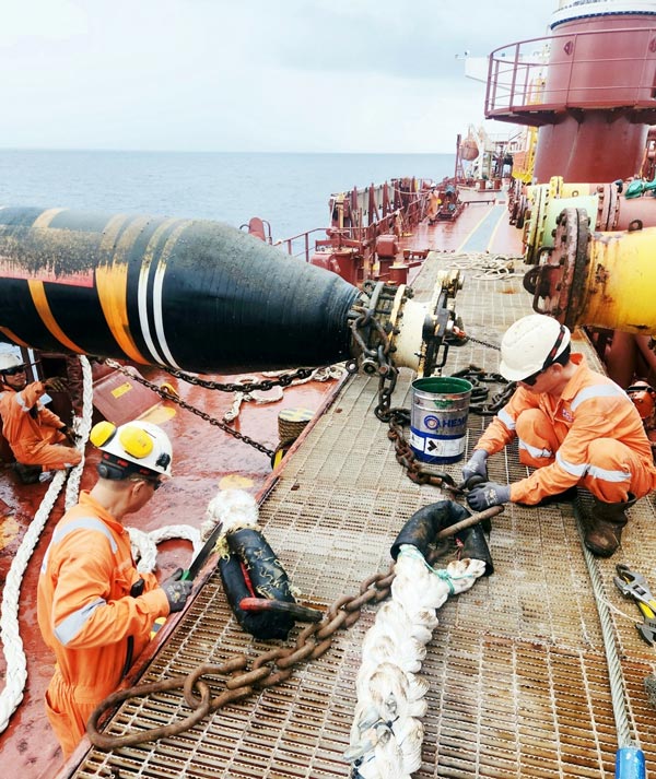 Los trabajadores de petroleo emulan con entusiasmo. Foto: Tra mi