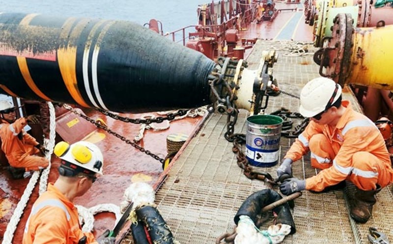 Oil and gas workers enthusiastically compete. Photo: Tra My