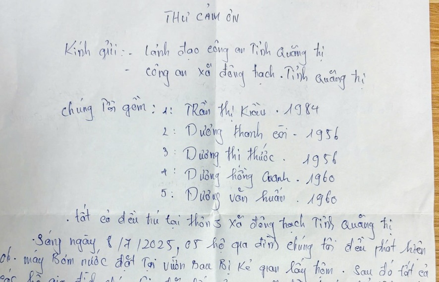 El agradecimiento a la gente a la policia para recuperar rapidamente la propiedad. Foto: Policia de Dong Trach