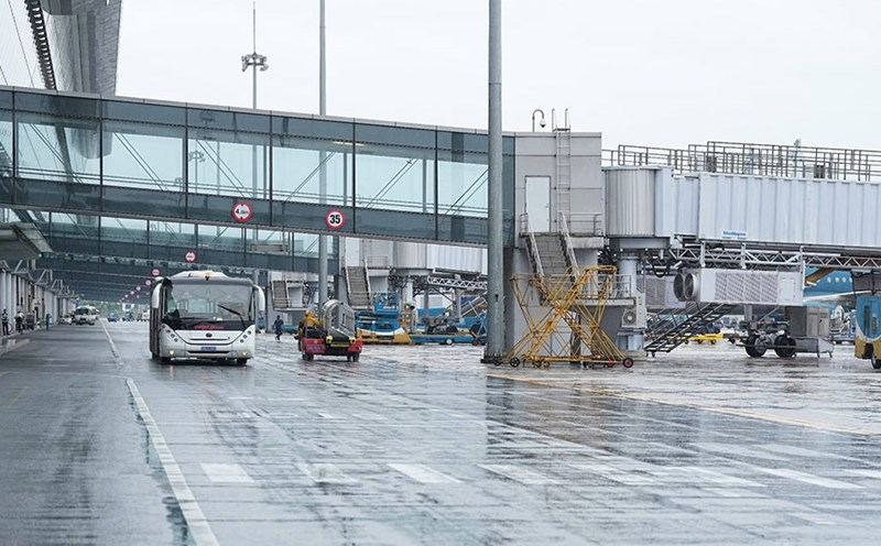 Passengers are advised to closely monitor information from airlines about flight schedules to proactively plan when Typhoon No. 3 Wipha makes landfall in Vietnam. Photo: Noibai International Airport