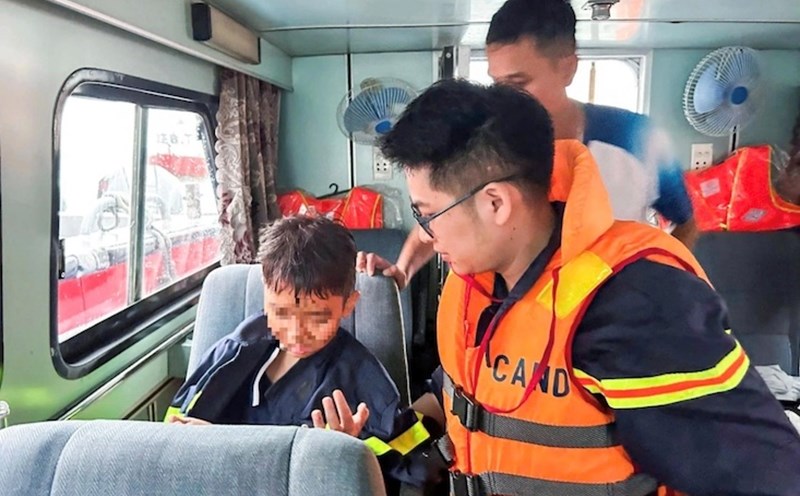 Child M - victim of a ship capsize in Ha Long Bay, at the time he was found by the authorities. Photo: Quang Ninh Police.
