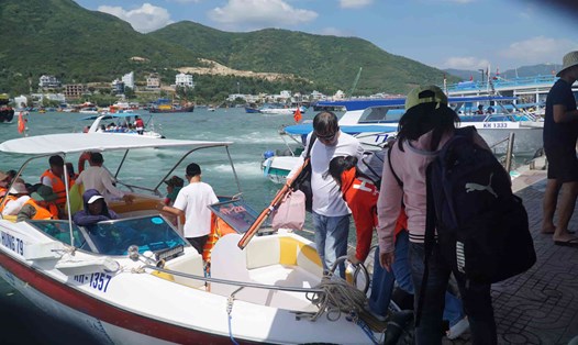 Các tàu thuyền du lịch ở Nha Trang siết chặt an toàn cho du khách. Ảnh: Hữu Long